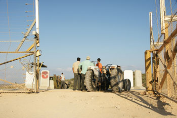 parry02 Israeli soldiers check the permits of farmers seeking to work their land in Jayyous (Photo W. Parry).